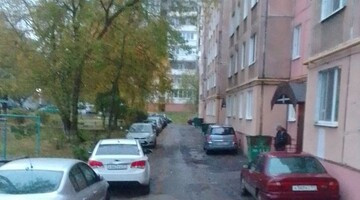 Неправильно припаркованные автомобили мешают своевременному вывозу отходов